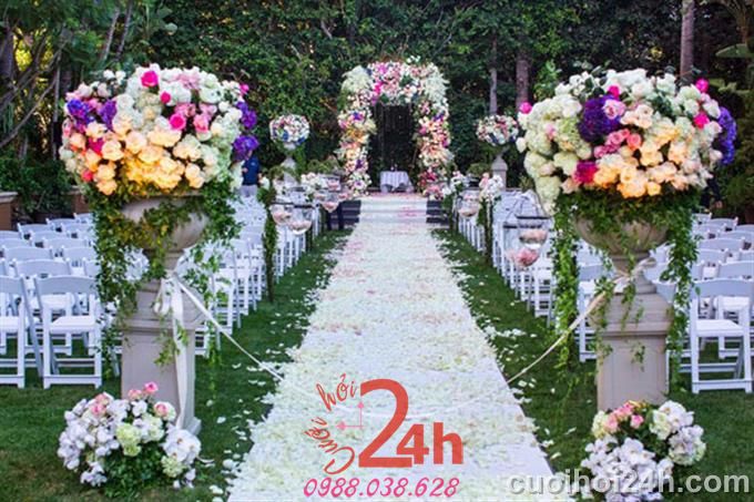 Dịch vụ cưới hỏi 24h trọn vẹn ngày vui chuyên trang trí nhà đám cưới hỏi và nhà hàng tiệc cưới | Trang trí lối lên khu vực làm lễ ngập tràn hoa tươi